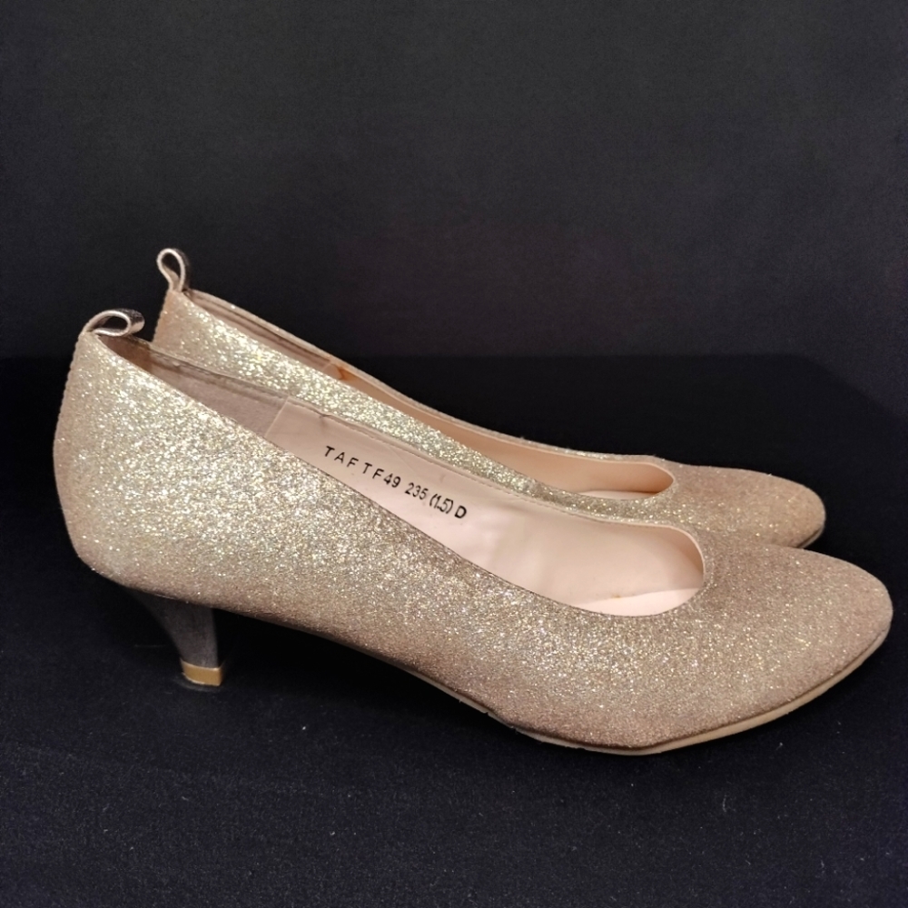 Women's Gold Sparkle Closed Toed Low Heels By Tata (Size 5)